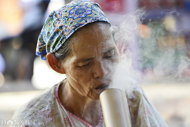 Về nơi phụ nữ hút thuốc lào, nhả khói điệu nghệ như đàn ông